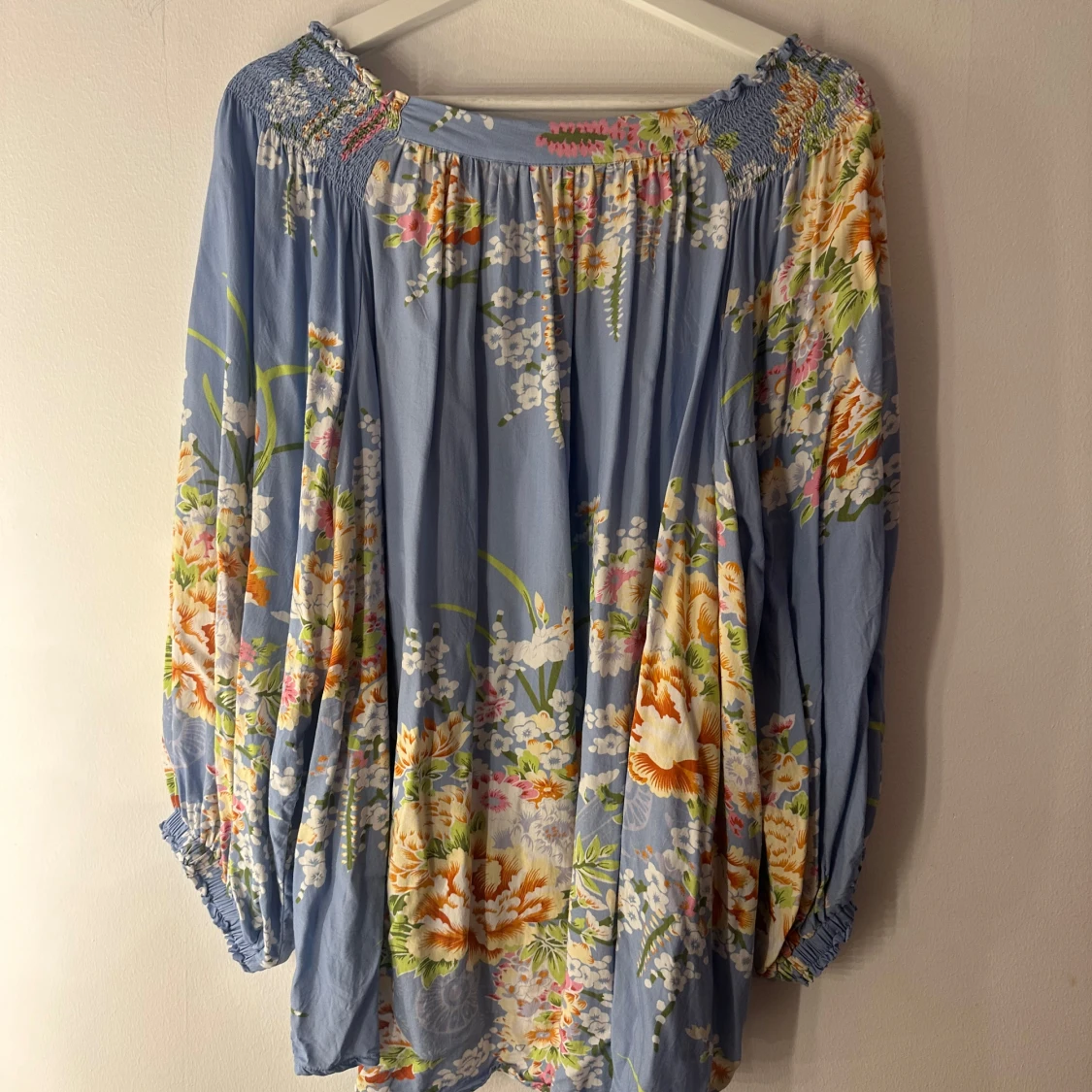 Blommig blå blus med vida ärmar - 3