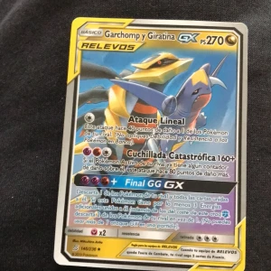 Garchomp y Giratina GX - Cool Pokémon GX-kort med Garchomp och Giratina! Perfekt för samlare och dig som vill boosta din lek med kraftfulla attacker. Kortet är färgglatt och har unika förmågor som gör spelet extra spännande. Ett måste för alla Pokémon-fans!