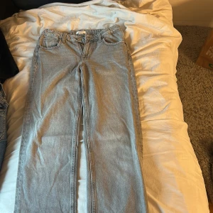 Grå raka jeans från gina - Snygga gråa jeans från Gina Tricot i rak modell. Med vanliga fickor där bak, säljer för dom är för korta för mig💕