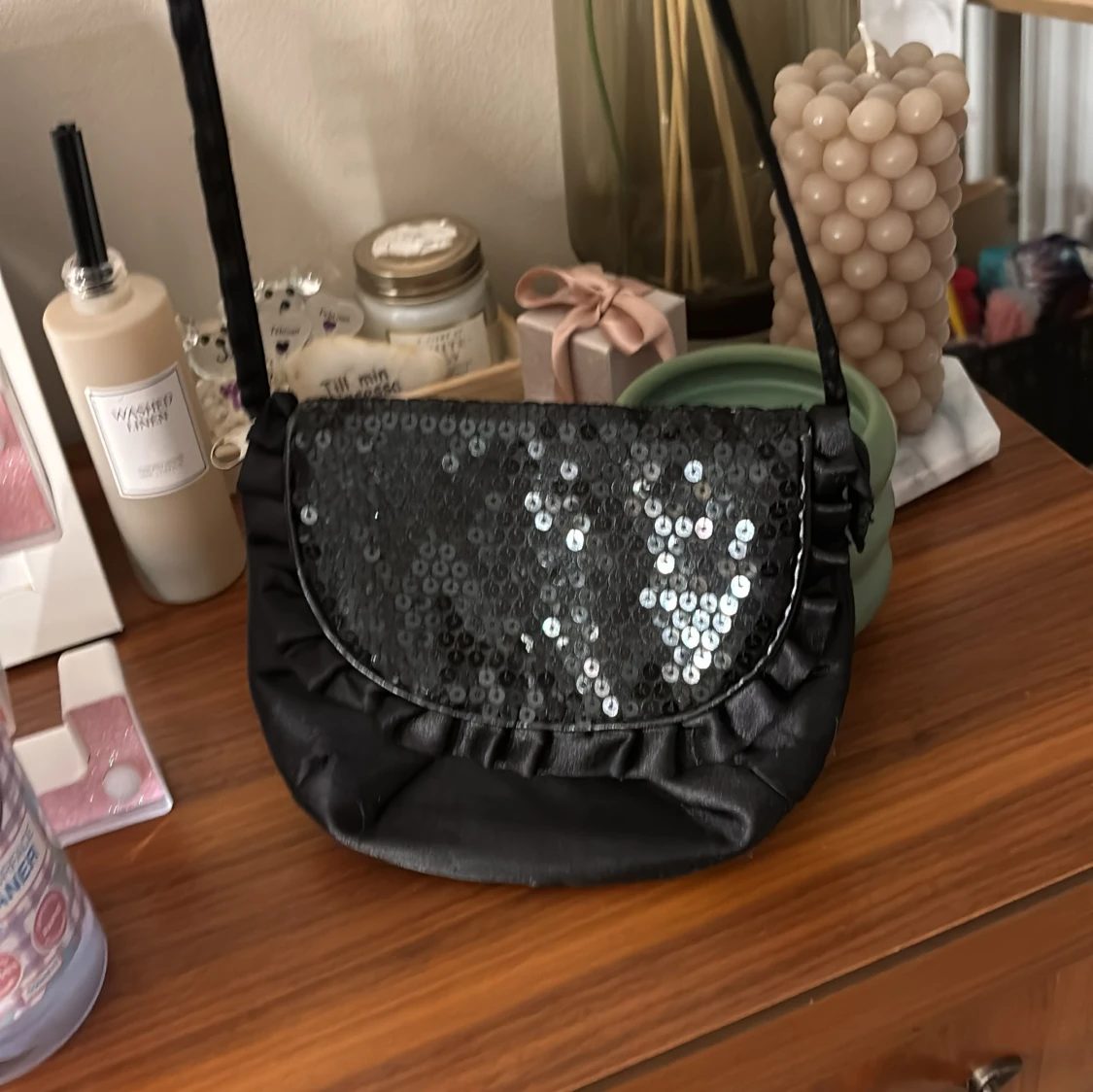Svart axelväska med paljetter