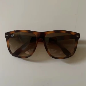 Rayban boyfriends - Rayban boyfriends i nyskick. Inga defekter så som repor, ingenting. Storlek 60. Kvitto finns inte. Bokstäverna RB är även inristat i ett av glasen kan skicka bild på de vid intresse. Priset är inte hugget i sten.