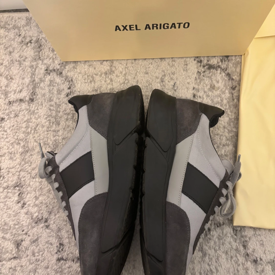 Grå sneakers från Axel Arigato - 2