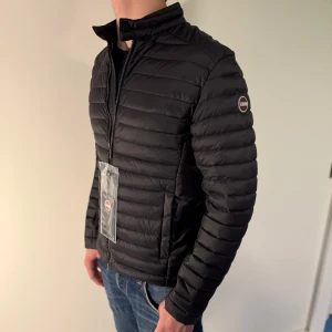 Colmar dunjacka - HELT NY | Storlek 52/L, lite liten i storleken | Allt og ingår inklusive colmar hänggalge. | Nypris: 3600kr | Hör av dig vid frågor eller funderingar! 100% Äkta✅