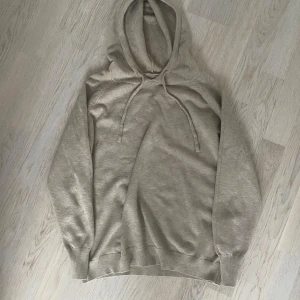 Merinoull Hoodie. - Säljer en merinoullhoodie helt oanvänd! Fick den i present men den är tyvärr för liten för mig, så den har bara legat i garderoben. På bild 2 ser du hur den sitter på en person som är 165 cm lång passar honom perfekt. Tröjan är i nyskick, inte nopprig och supermjuk i materialet. Perfekt till kyliga kvällar eller som ett värmande lager året runt.  📩 Hör av dig om du har frågor!