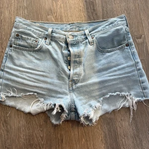 Levi's ljusblå jeansshorts W29 - Säljer mina älskade Levi’s shorts W29, då dem är för små för mig. Använda x - antal gånger och perfekta nu under sommaren☀️☀️💕💕