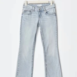 Ljusblå bootcut jeans från Gina Tricot - Snygga ljusblå bootcut jeans från Gina Tricot. Aldrig använda och är i nytt skick ❣️