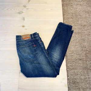 Diesel slim jeans - Säljer dessa goa diesel slim jeans med riktigt snygga slitningar! Köpta på nk Göteborg för 1700 för ca 1 år sedan men de har inte använts jättemycket därav säljer jag dem. Det är ett litet hål på bakfickan från nycklar och ett litet hål ovanför bakfickan som är från att en lapp satt där som jag tog bort. Därav priset, men annars bra skick! Slimfit men lite extra benutrymme. W32 passar mig som är 183, 82kg. Dma gärna om du har frågor eller prisförslag👍