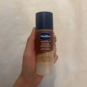 Vaseline cocoa shimmer stick - Ger huden en glansig och fräsch yta med lukt av kokos. 