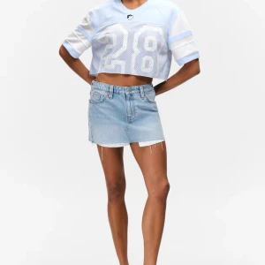 Ljusblå jeanskjol  - Så snygg somrig och trendig jeanskjol från MONKI! Helt slutsåld och aldrig använd med lappen kvar