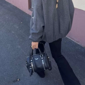 Zadig sunny bag xs - Såå fin Zadig väska i modellen sunny bag xs. Köpt i zadigs butik på la fayette i Nice 2021 (Frankrikes motsvarande NK). Använd fåtal gånger och väldigt fick skick! Skriv för fler bilder ❤️nypris 4500