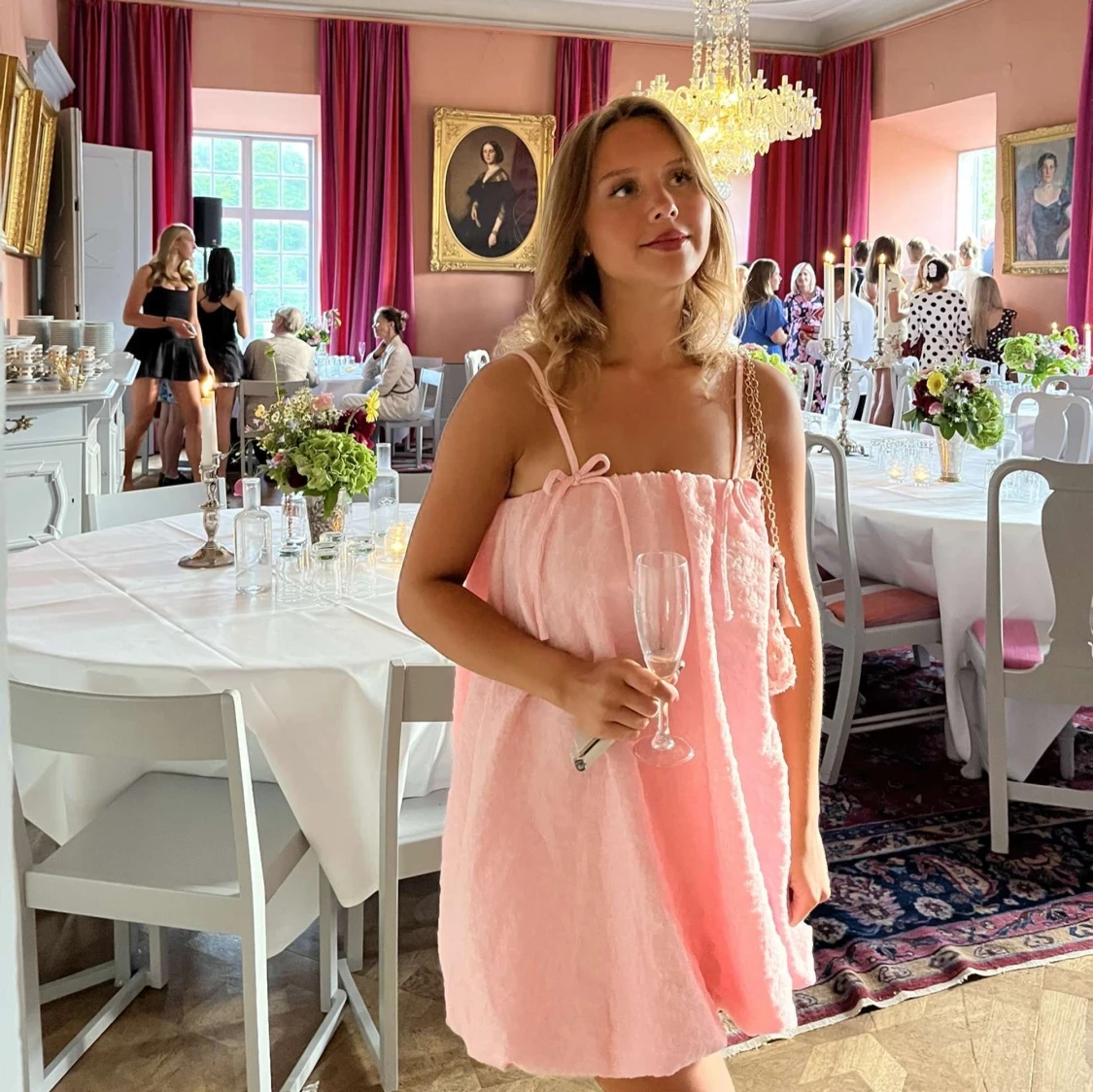 Ljusrosa kort klänning med rosett - 1