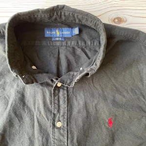 Ralph lauren skjorta - Säljer nu denna stilrena Ralph lauren skjortan i riktigt bra skick, perfekt nu till sommaren. Storlek: L. Nypris: 1799kr. Mitt pris: 499kr. Priset kan diskuteras vid snabb affär! Skriv vid frågor eller för fler bilder! 🤩