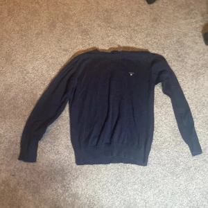 Mörkblå stickad tröja från GANT - Säljer denna tvär feta gant tröja. Tröjan är i storlek 158-164 så 12-14 år. Tröjan är i bra skick och är helt perfekt till en sommarkväll! Priset kan diskuteras vid snabb affär🤩‼️