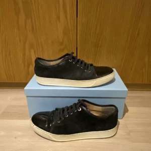 Lanvin skor - Jag säljer ett par Lanvin skor i exklusive navy mocka. Det är skor som förhöjer vilken outfit som helst och passar perfekt nu till sommaren. Storleken är uk 9 vilket motsvarar 44. Har du fler frågor är det bara att höra av sig😊