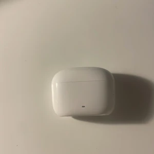 Hörlurar  - Helt nya hörlurar med bra ljud