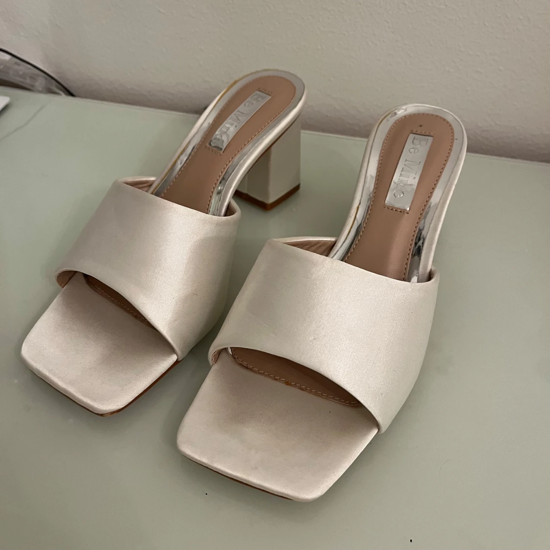 Asos Be Mine vita sandaler med klack