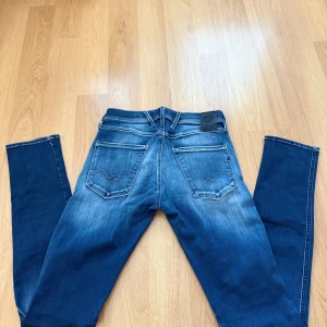 Replay Anbass W29  - Blåa replay anbass jeans, i storlek w29 och l34. Nästan inga defekter kan vara några lösa trådar. Perfekt för sommarens stunder.