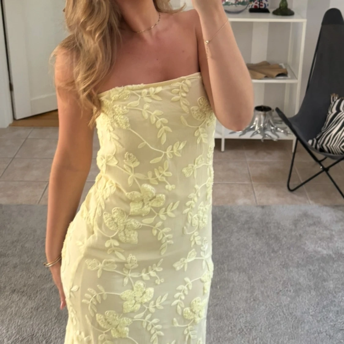 Ljusgul axelbandslös långklänning - 1