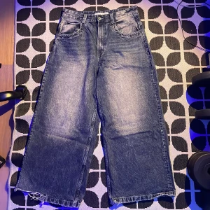 Baggy jeans - Super Baggy jeans från bershka väldigt bra skick bara lite skador längst ner på dom