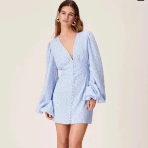 Adoore klänning  - Säljer min blåa klänning från adoore, jätte fint skick och endast använd en gång, säljer då den tyvärr är för stor för mig<3