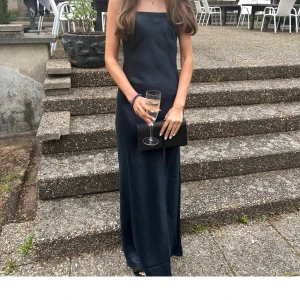 Mörkblå långklänning i satin - Säljer nu min älskade 9:ans bal klänning som tyvärr inte kommit till mer användning efter det. Mörkblå satin maxi klänning. Endast använd en gång, inga defekter. Har förvarats väll sedan användning senast💕
