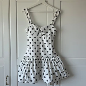 Prickig kort klänning  - Säljer denna söta klänningen från Zara, helt slutsåld och eftertraktad där av priset! Aldrig använd med prislappen kvar 💕 I storlek M men passar både S och M. 