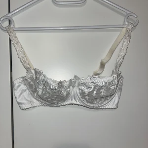 Rintaliivit - Valkoiset käyttämättömät rintaliivit. Olkaimia saa säädettyä. Kaarituet. Koko 70D. Kissatalous MMM, lisätietoja saa kysymällä katsothan myös muut ilmoitukseni Mikäli hinta ei miellytä tarjoa rohkeasti 