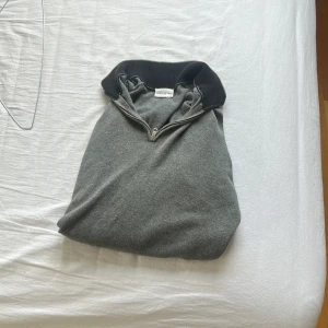 Grå half zip tröja från John Henric - Fin stickad tröja från John Henric för endast 299kr. Storlek M.