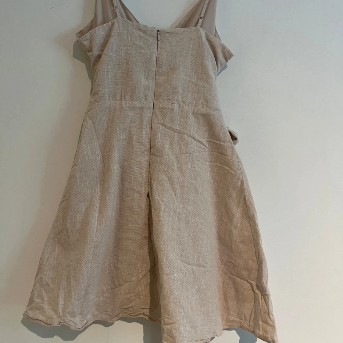 Beige omlottklänning med rosett - 2