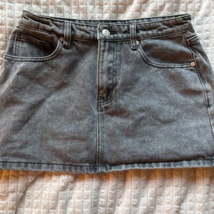 jeanskjol  - Grå jeanskjol, skriv om frågor🥰