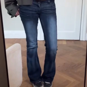 Bootcut jeans i mörkblå denim - Snygga bootcut jeans i mabel blå färg, Lågmidjade