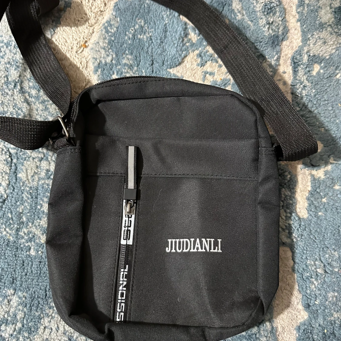 Svart axelväska från Jiudianli