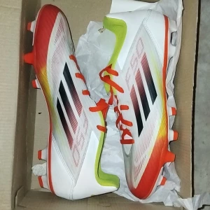 Adidas F50 Elite - Snygga Adidas F50 fotbollsskor aldrig använt bara testat. Köpte de I fel storlek men kunde inte lämna tillbaks. Ny pris 1599kr