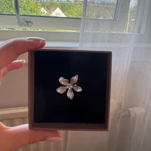 Stor silverring med blomma - Oanvänd ring från Lindex🥰passar S,M