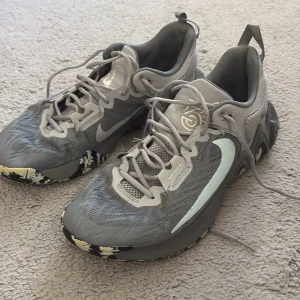 Nike React grå sneakers strl 45 - Nike React sneakers i grått med coola detaljer och stor Swoosh på sidan. Ovandel i mesh och syntet, snörning och unik mönstrad sula i svart, vitt och gult. Perfekta för dig som gillar sportig och modern stil.