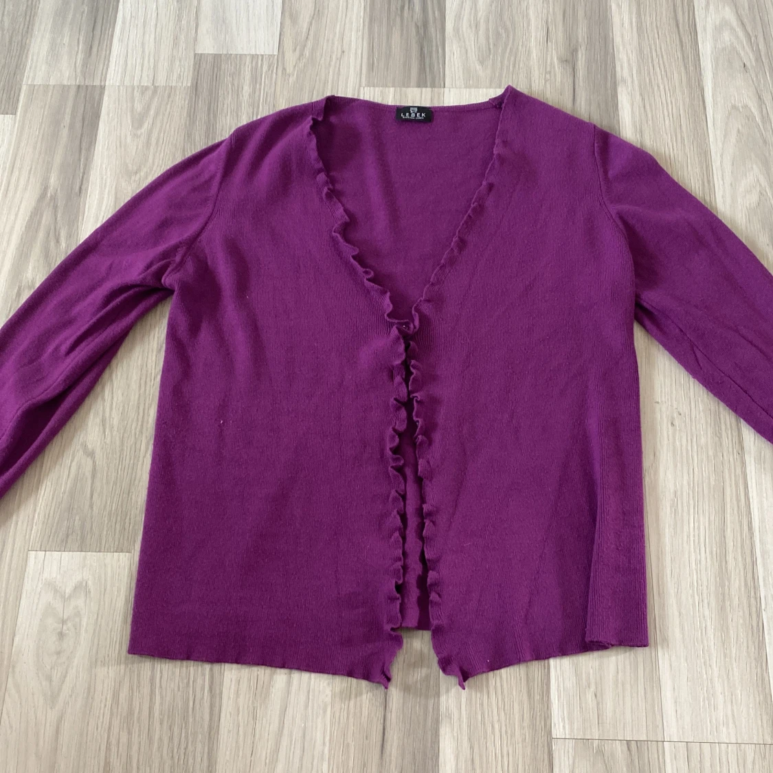 Lila kofta med volangkant