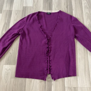 Lila kofta med volangkant - Söt lila kofta med volangkant