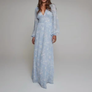 Sommarklänning från Nelly - Superfin ljusblå långklänning från Nelly med vitt blommigt mönster. Den är luftig och sval vilket gör den till det ultimata plagget att ha nu i sommar! 