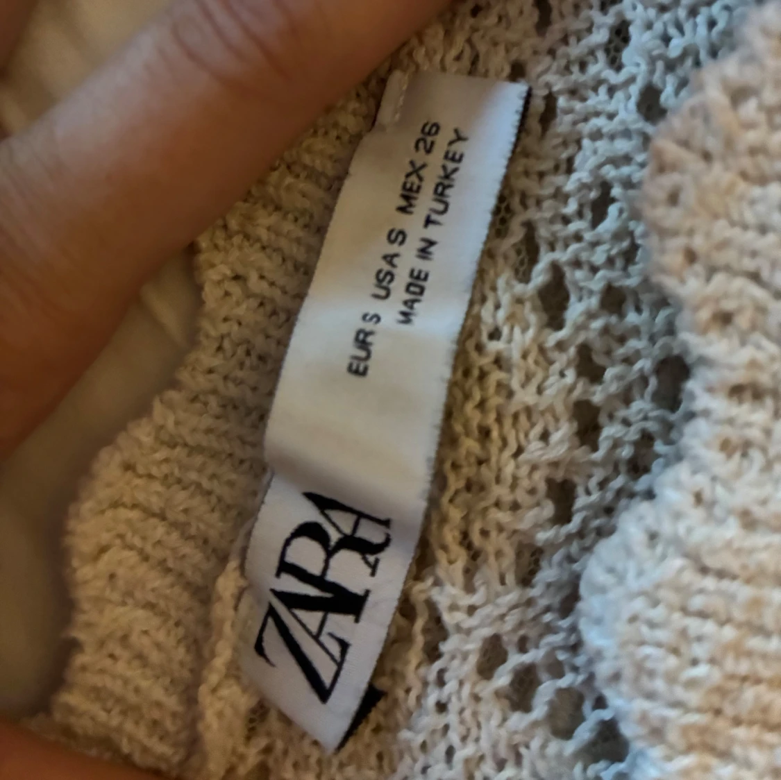 Beige spetsblus med volanger från Zara - 3