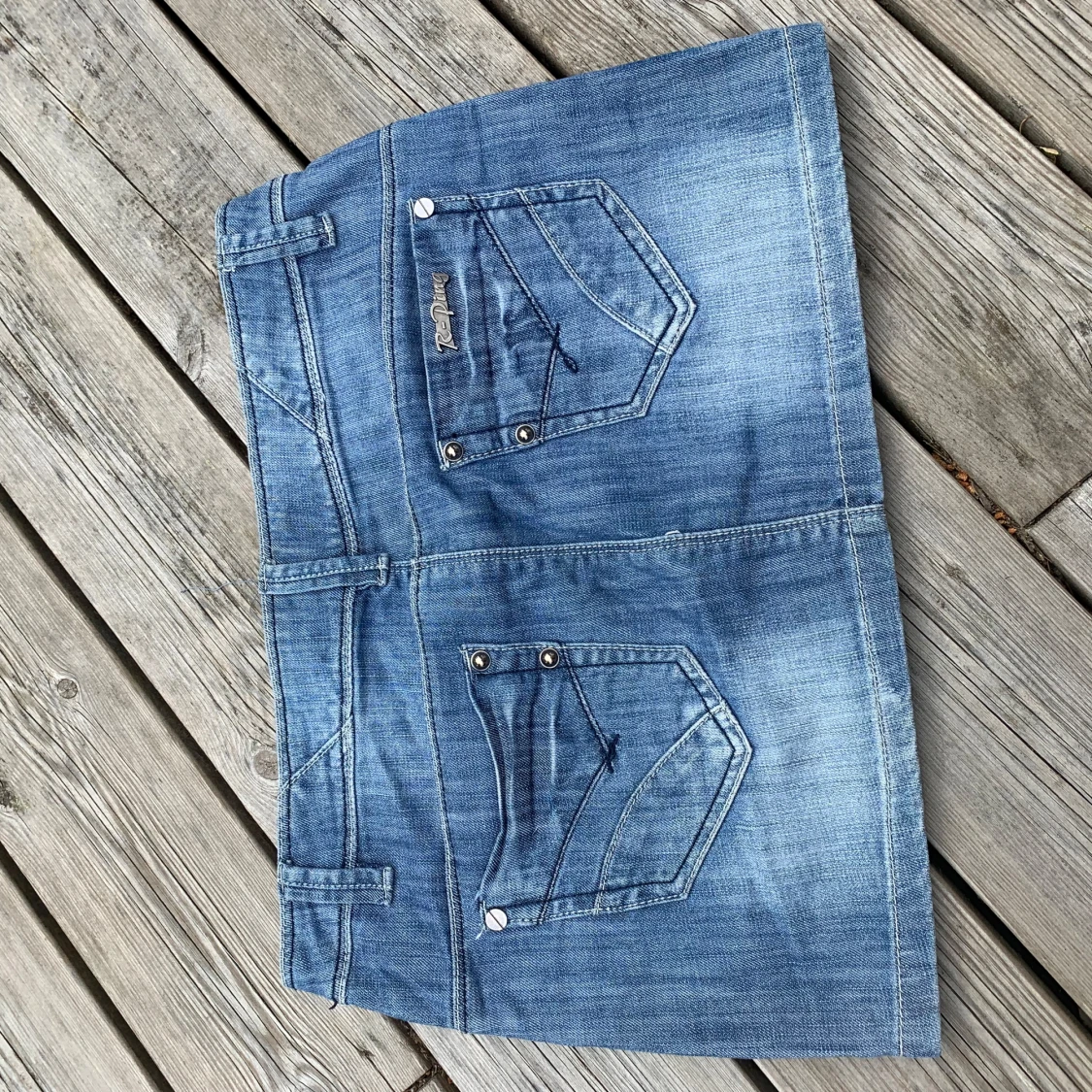 Vintage jeanskjol med nitar