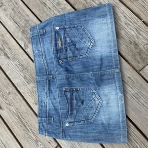 Vintage jeanskjol med nitar - Skit cool jeanskjol med nitar och detaljer - från märket R ping jeans!❤️ Säljer då den tyvärr är för stor på mig. Mycket fint skick (helt oanvänd) Passar storlek 36-38 🌹