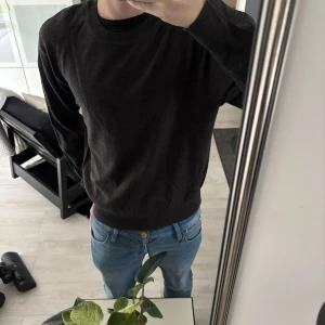 Mörkgrå brun merinoull tröja från Sandö - En stilren mörkgrå brun merinoull tröja från Sandö i storlek M. Tröjan har rund halsringning, långa ärmar och ribbade muddar vid ärmslut och nederkant. Perfekt för lager-på-lager och enkel att matcha med jeans eller chinos.använd 1 gång priset är ej hugget i sten 