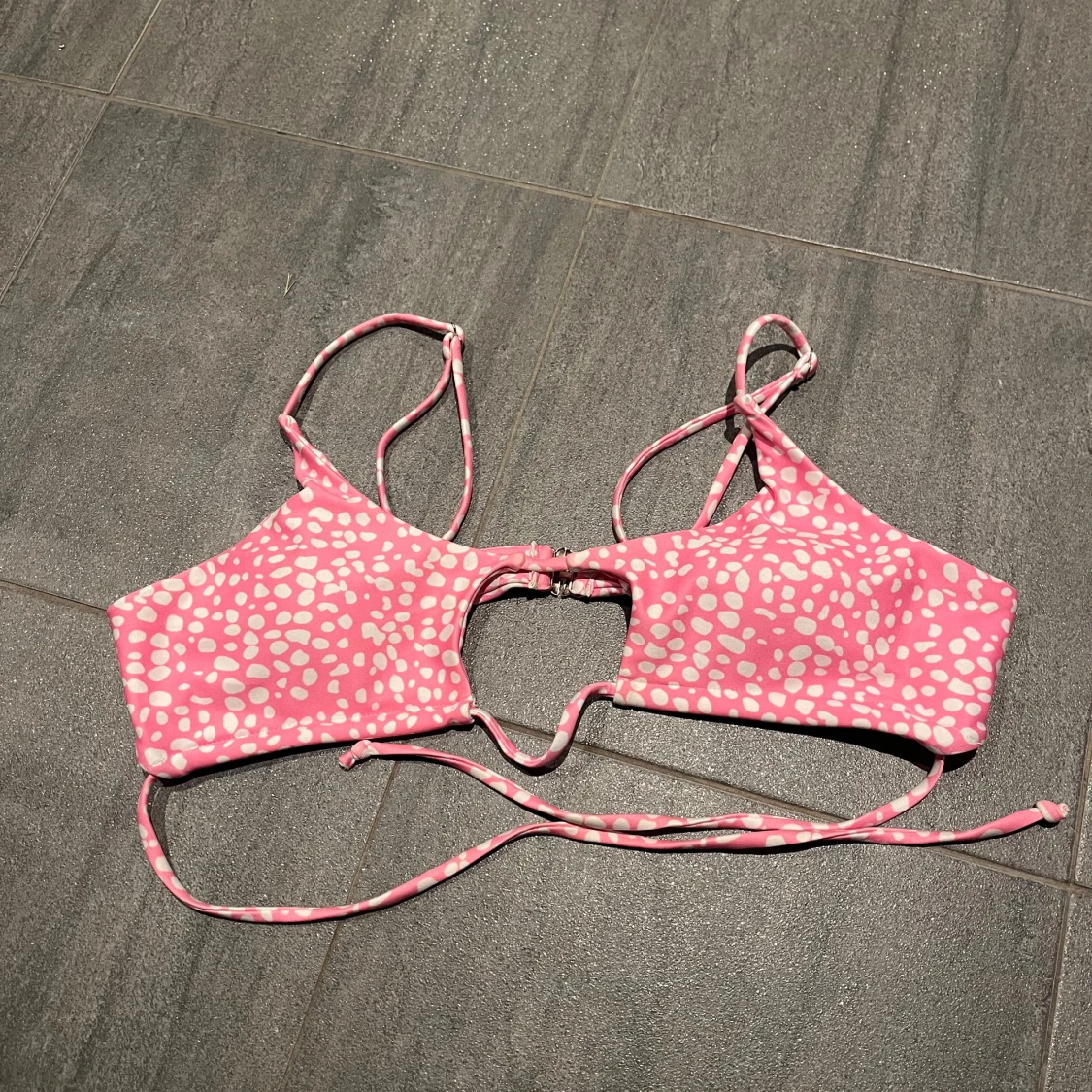 Rosa bikiniöverdel med vita prickar