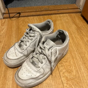 Nike air force 1 - Nike air force skor, behövs nya snören till och även att rengöra 