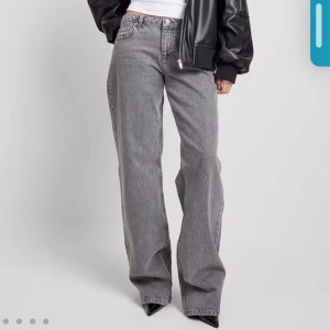 Jeans  - Jeans från Na-Kd. Använda fåtal gånger, max 3. Priset kan diskuteras. Säljer då dem inte kommer till användning. De är nästan lite långa på mig (utan skor) är 171.
