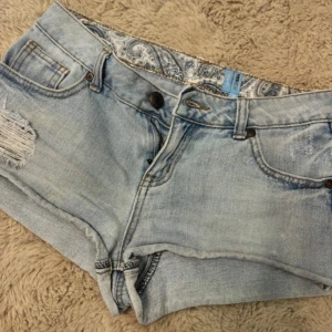 lågmidjade jeansshorts  - fina lågmidjade jeansshorts knappast använda har dock en liten fläck fram men som försvinner i tvätten, jag tvättar innan jag postar ❤️midjemått 38cm