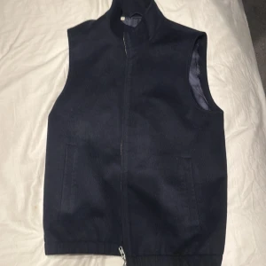 Suitsupply vest - Suitsupply vest gjord i cashmere och satin, inte använt så mycket, är i ganska bra skick. Nypris :3499kr 