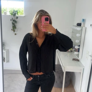 Svart blus med knappar - Svart blus med v-ringning och knappar framtill från NeoNoir💕(spegeln som är smutsig! Inte tröjan)