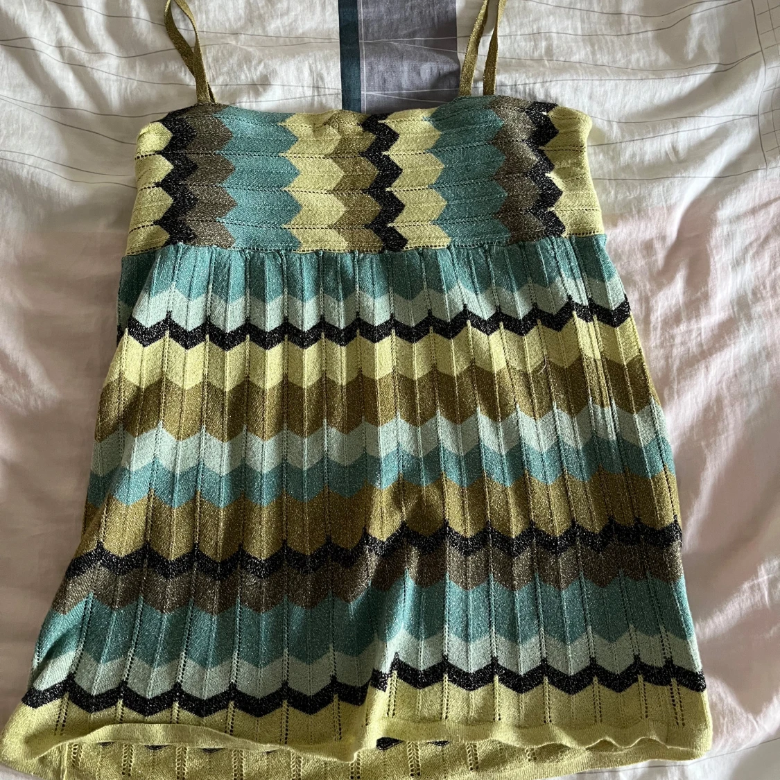 Glittrig zigzag linnetopp i grönt och blått - 3