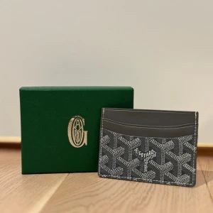 GY korthållare - Snyggt svart kortfodral från med deras klassiska mönster i vitt och grått. Fodralet har flera kortfack och insida i gul färg. Perfekt för att hålla ordning på dina kort i en stilren accessoar.